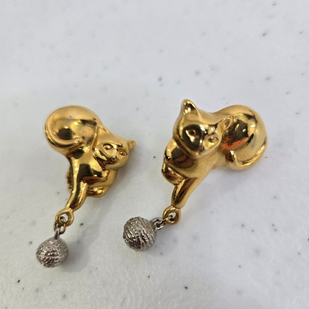 Vintage Jewelry Avon Kitty Cat Playing Ball Yarn Clip On Gold Tone 80s 90s